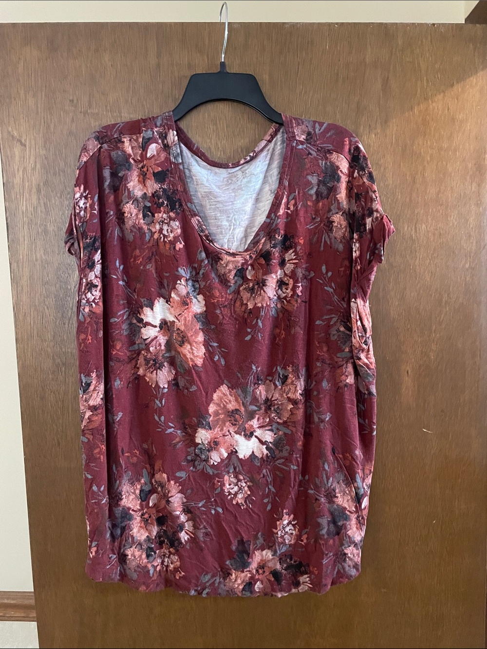 Women's Floral V-Neck Short Sleeve Tee - Burgundy Floral